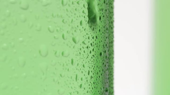 慢动作: 跌落在冰冷的绿色瓶子上
