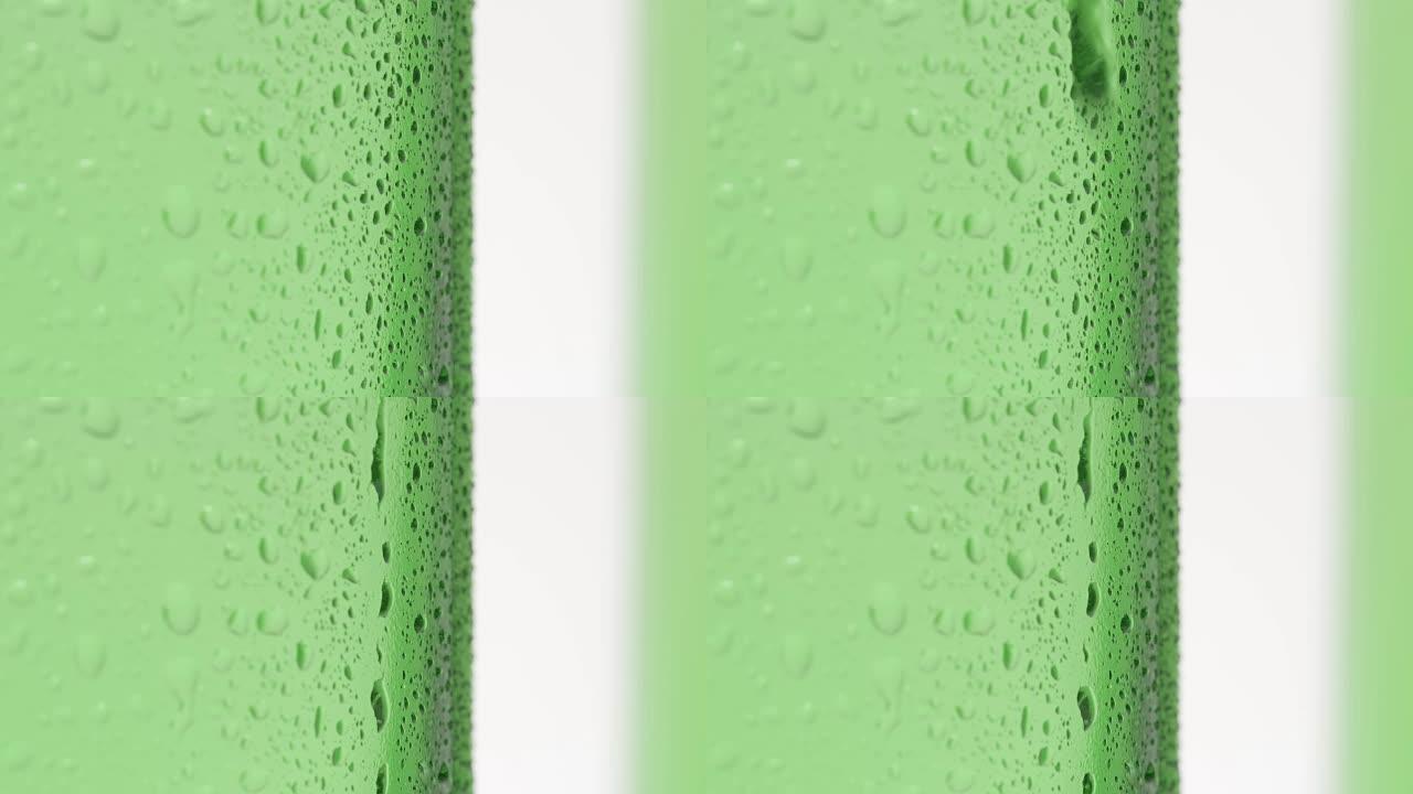 慢动作: 跌落在冰冷的绿色瓶子上
