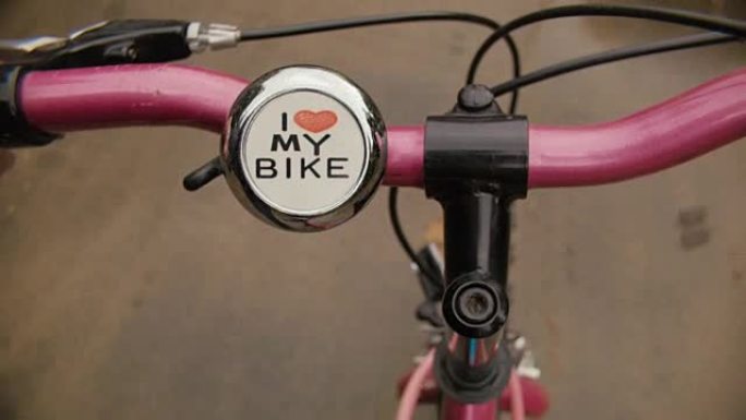 粉色自行车上的自行车铃