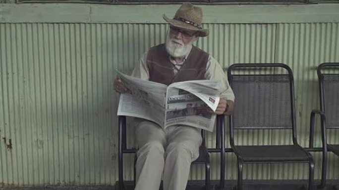 有报纸的老人