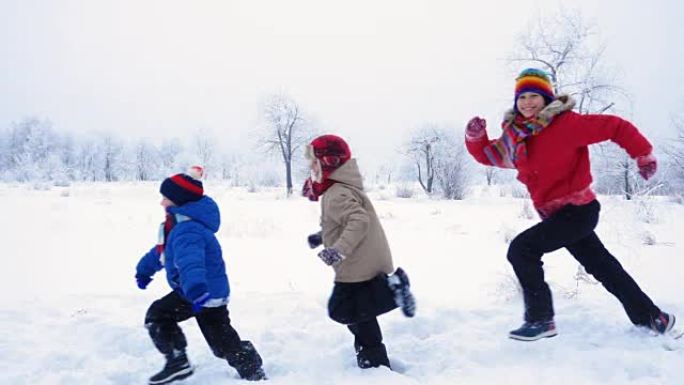 三个孩子在冬季景观上一起奔跑