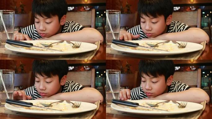 年轻的亚洲男孩在家吃食物。