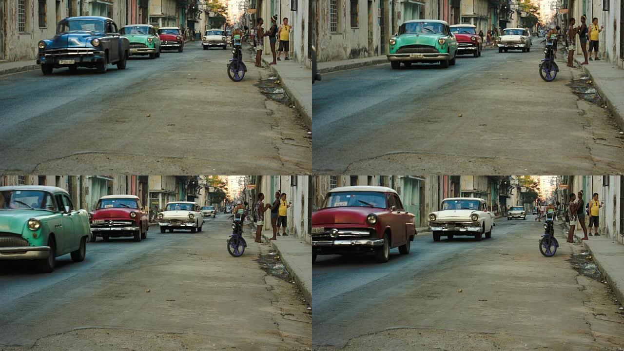 旧哈瓦那古典汽车在街道上行驶