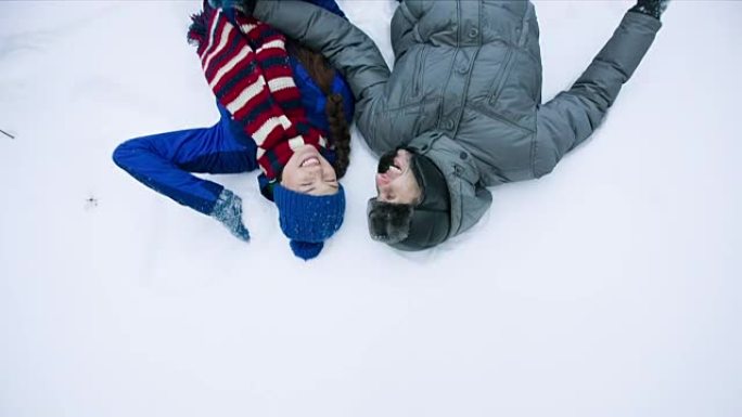 躺在雪地里的年轻夫妇