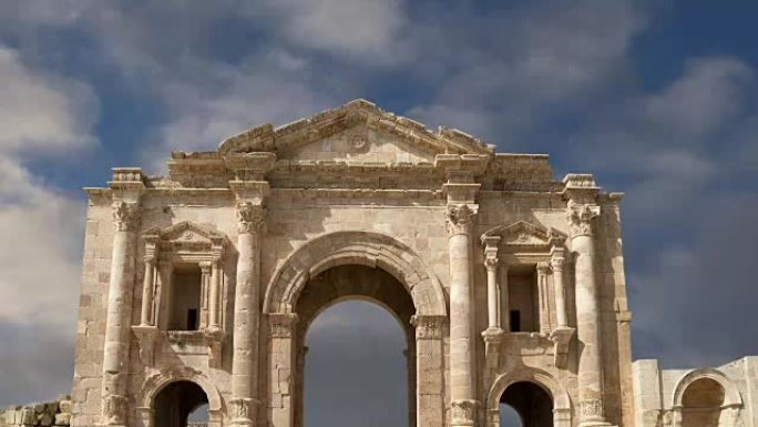 位于杰拉撒(Jerash)的哈德良拱门——建于约旦，是为了纪念公元129/130年哈德良皇帝对杰拉什