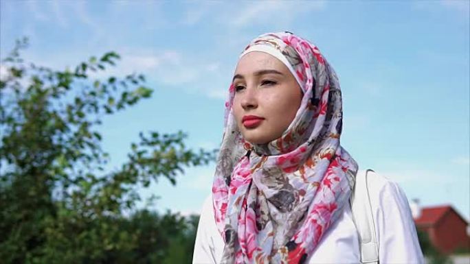 年轻的穆斯林妇女在明亮的头巾，户外肖像