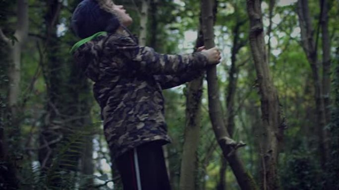 4k户外树林拍摄在森林中迷路的孩子