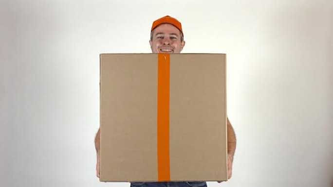 穿着橙色制服的男性快递员送大包裹。灰色背景，孤立。全高清视频