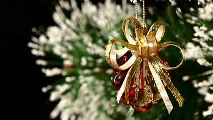 像贝壳一样的圣诞装饰 -- 树上的水晶棕色玩具，bokeh，浅色，黑色，花环，凸轮向右移动