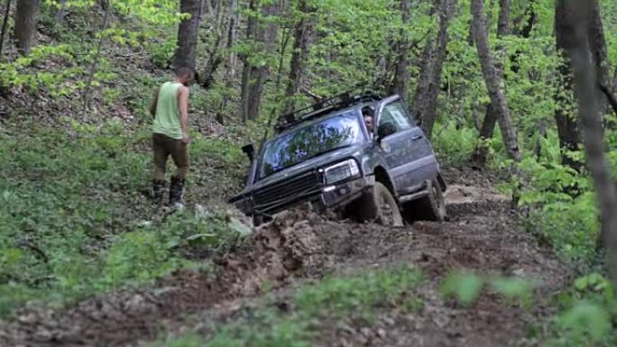远征SUV被困在森林的泥泞中，越野