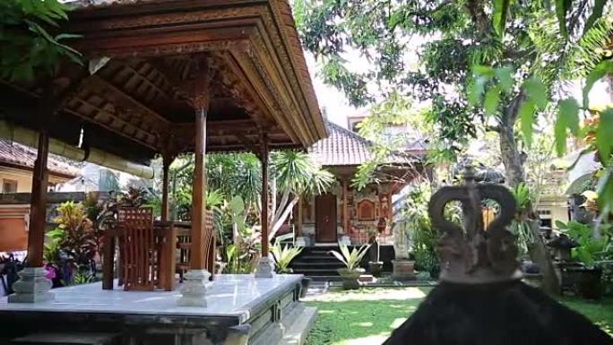 典型的巴厘岛房屋，门廊上有雕刻的椅子。乌布，巴厘岛。