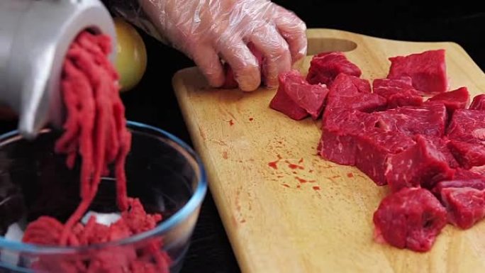 厨师使用绞肉机制作碎肉