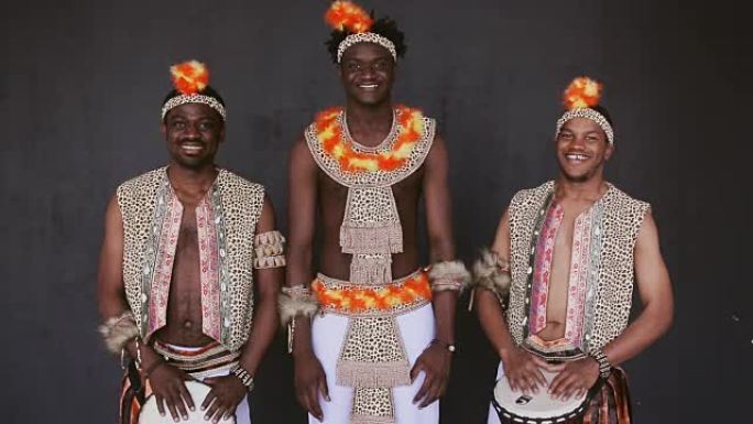 三个非洲人广泛微笑