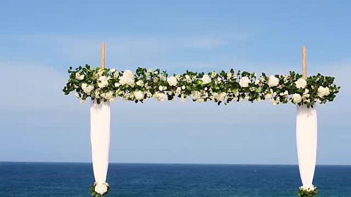 在海滩上举行婚礼的拱门