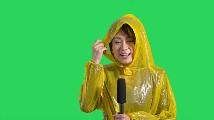 绿色屏幕上的亚洲女天气记者
