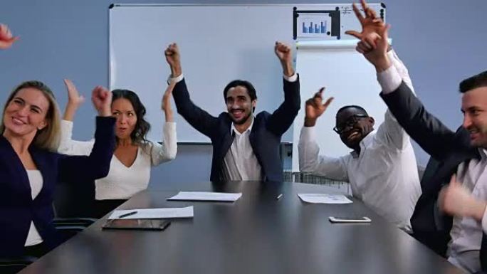 商业团队成功成就，人们举起手臂微笑