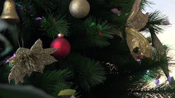 用花环和彩球装饰的圣诞节日枞树