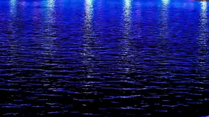 夜间水中城市倒影的蓝光