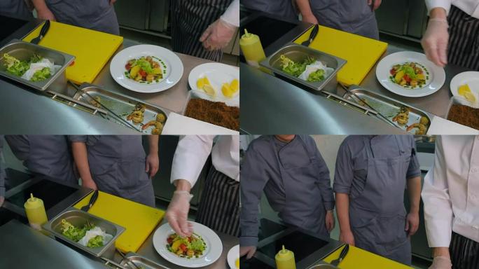 厨师学员观看厨师在新鲜的虾沙拉中加入酱汁和香料