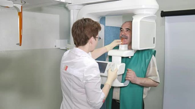 使用全景和头颅x线扫描仪对高级患者进行牙齿检查