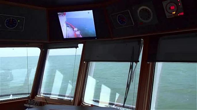 透过船的窗户可以看到平静的绿松石海。晴天