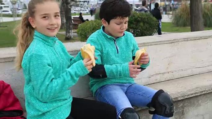吃香蕉的年轻溜冰者