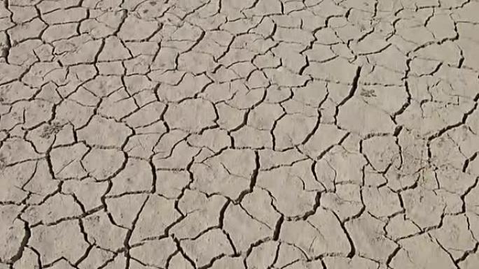 走在沙漠干燥的土壤上，第一个观点。气候变化，全球变暖