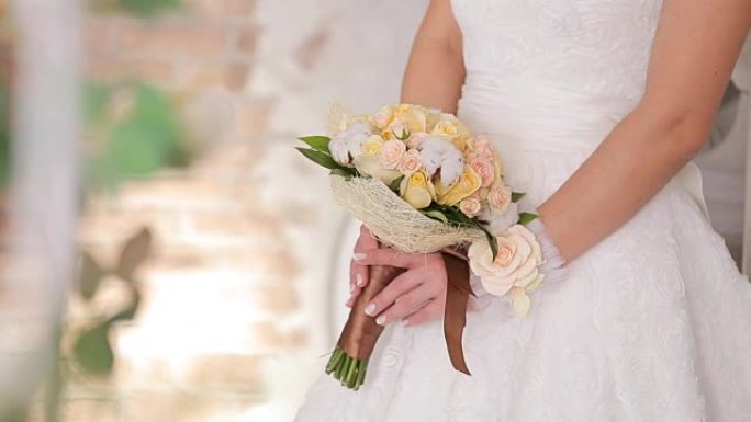 新娘手持婚礼花束