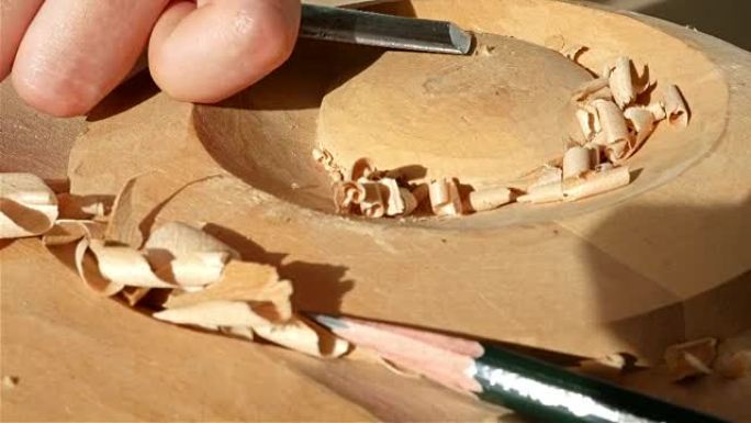 木雕 -- 人类手工凿刻一块木头