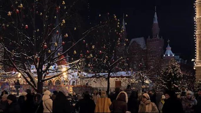 俄罗斯莫斯科-2016年12月30日: 人们在红场散步。口香糖附近的圣诞装饰。
