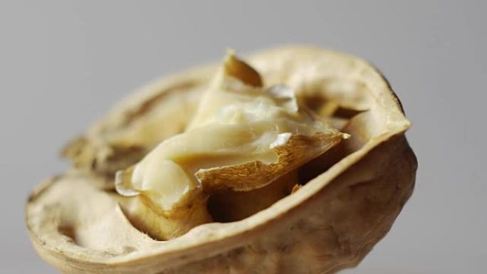 白色孤立的核桃宏堆