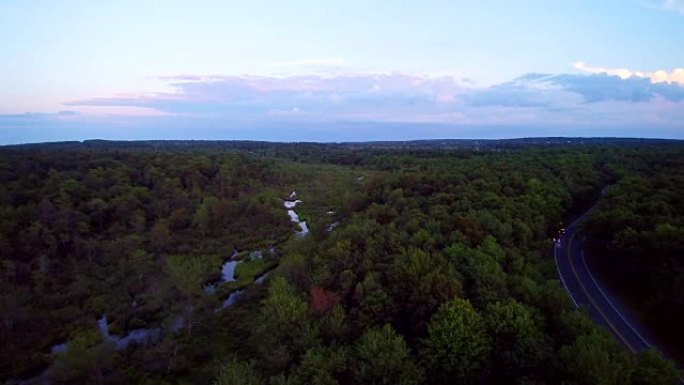 美国宾夕法尼亚州波科诺斯长塘路附近的美丽河流