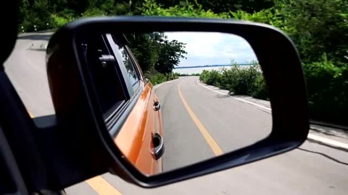 汽车后视镜中的运动，道路视图