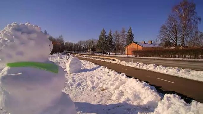 在雪人面前