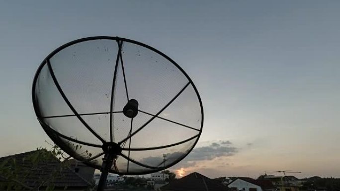 曼谷城市景观的日落时间落后于卫星接收器