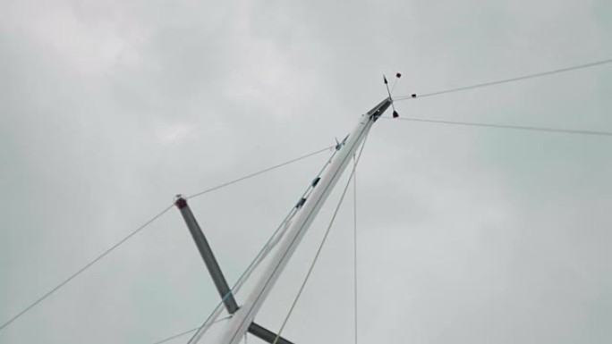 帆船桅杆顶部的风向和风速装置