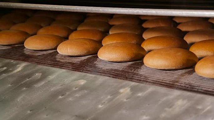 烤箱出口处的热烤面包