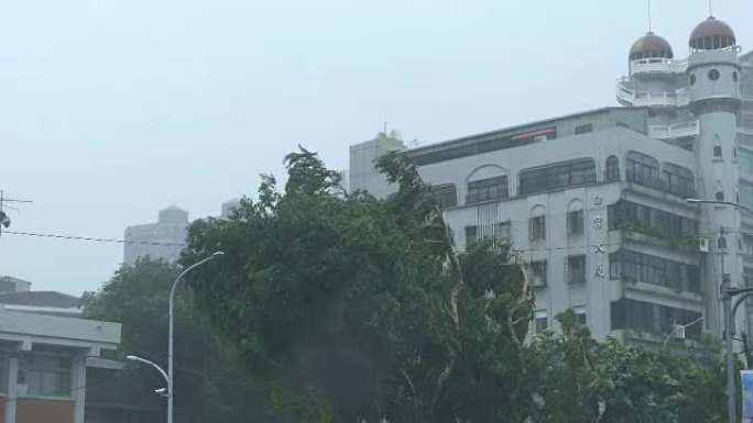 台风给城市带来风雨