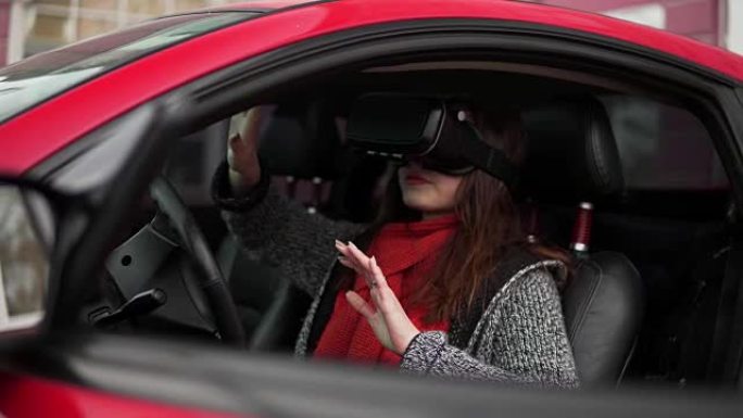 车里戴着虚拟现实眼镜的迷人女孩。