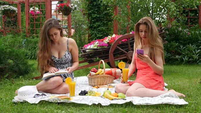 女孩们野餐，看书