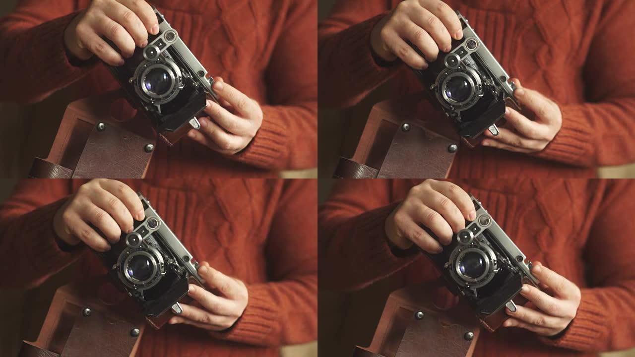 手里的老式照相机