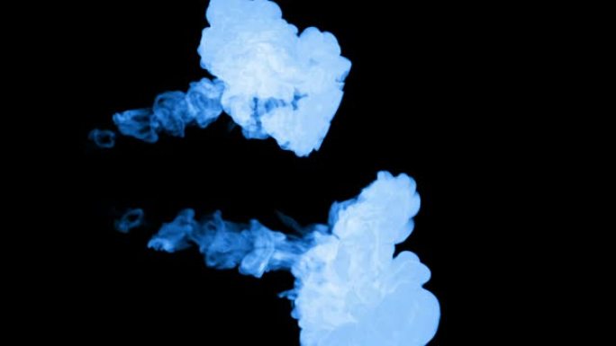 大量流动的荧光蓝色墨水或烟雾，在慢动作中隔离在黑色上。蓝色水粉在水中流动。用于墨水背景，墨水效果。阿