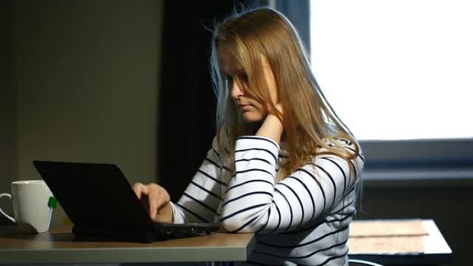女人在家里用笔记本电脑工作