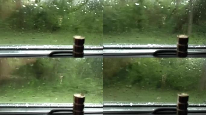 车窗上的雨滴运动模糊