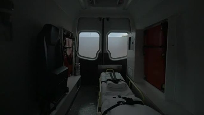 一辆现代救护车骑在街上的内部视图。室内、现代专用设备、座椅和担架