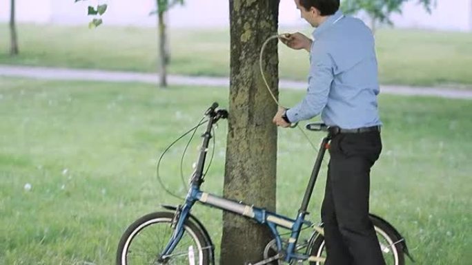 商人从树上解锁自行车