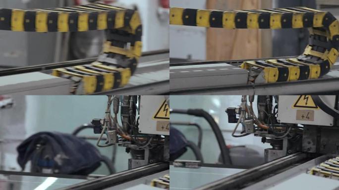 在窗户工厂加工机器的过程