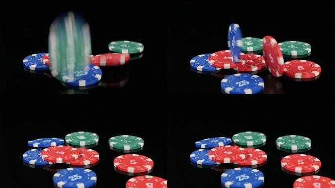 许多扑克筹码落在黑色背景上。慢动作