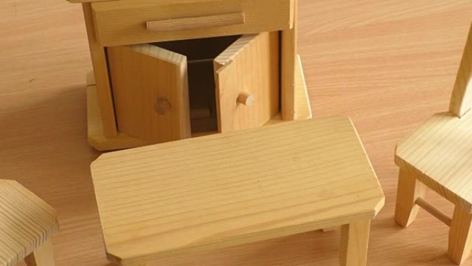 木制娃娃家具: 桌子、椅子和自助餐。儿童微型木制玩具家具。