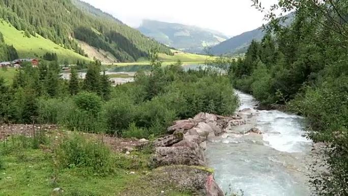 沿着Zillertal地区Gerlostal山谷的gerlos溪徒步旅行。高特陶恩山脉。(奥地利蒂罗